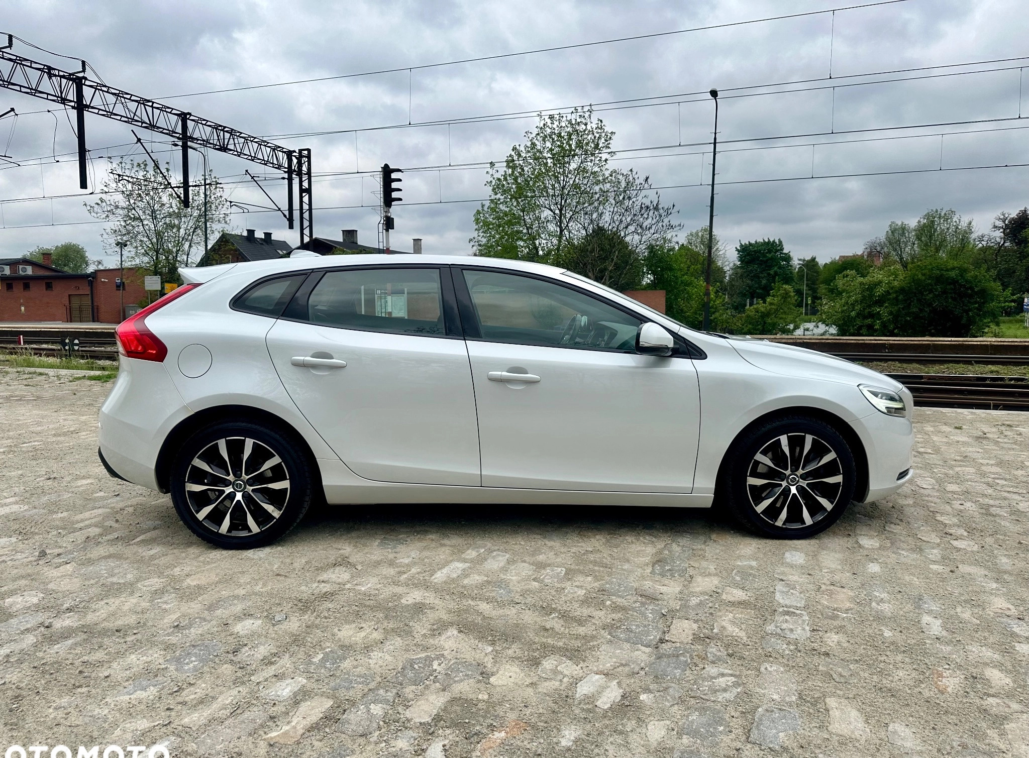 Volvo V40 cena 57800 przebieg: 230000, rok produkcji 2018 z Wrocław małe 781